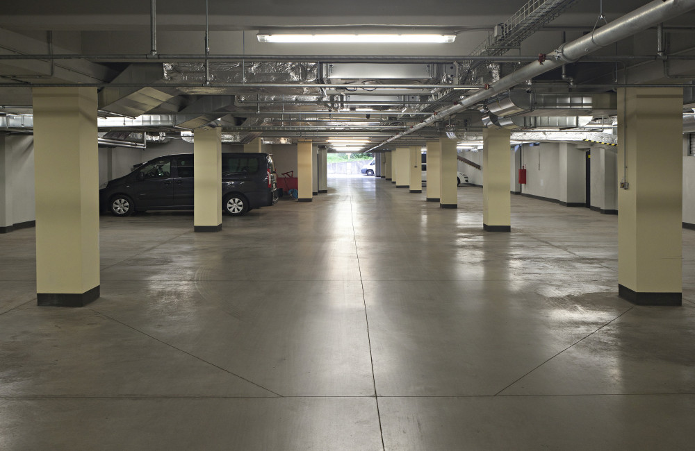 Dobře osvětlené trasy v garážích hotelu Continental | Parkoviště a hotelová garáž
