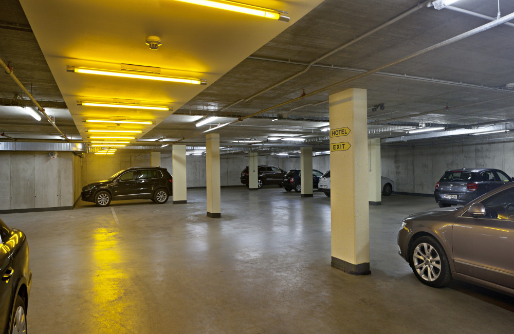 Přehledné parkování v našich garážích | Parkplatz und Hotelgarage