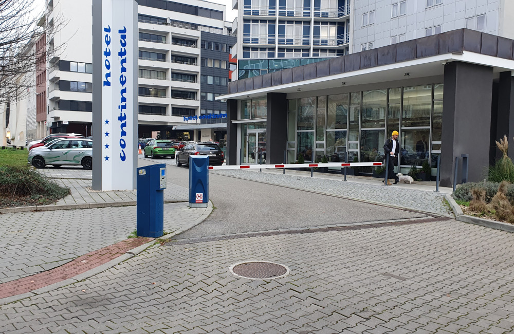 Jednoduché parkování před hlavním vchodem do hotelu Continental | Parkplatz und Hotelgarage