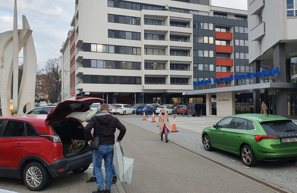 Možnost naložení a vyložení zavazadel na parkovišti před hotelem Continental s přímým přístupem do recepce hotelu | Parkplatz und Hotelgarage